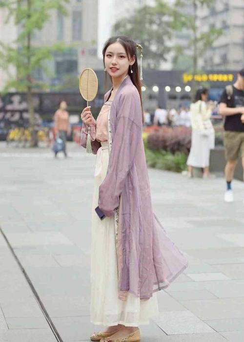 路人街拍，小姐姐身穿一件细吊带的紧身裙，很有活力