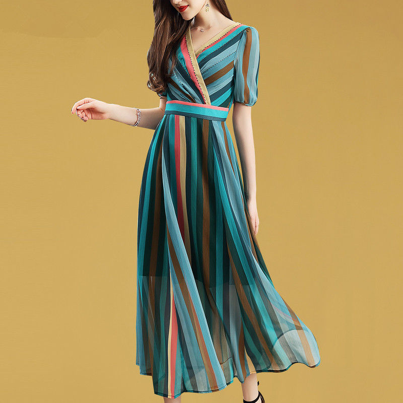 短裤套装虽凉快,但没气质,不妨穿一身碎花系裙子,优雅得刚刚好