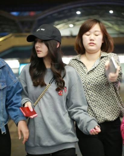 素颜迪丽热巴现身机场,皮肤白皙气色好,穿着简单全靠颜值来撑!