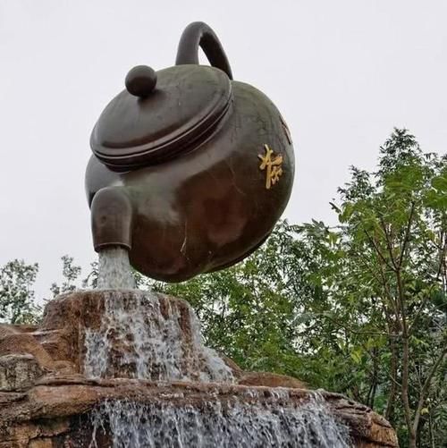 很多景区看到的悬空茶壶，为什么能悬在空中？今天总算是知道了！