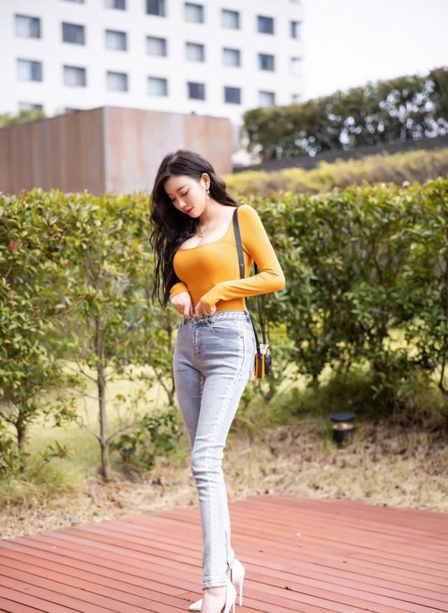  『性感美女』牛仔裤子一直全是性感穿搭里边的王者英雄品类