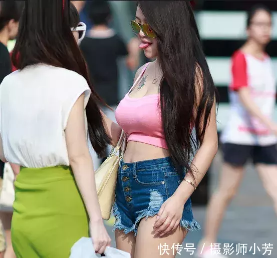 街拍:偶遇一位美女姐姐，身材曼妙，看见她一双脚时却愣眼了！