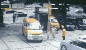 妈妈推孩子撞车“碰瓷警方通报实情真相更让人愤怒892交通广播