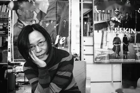 【洪晃】三次婚姻失败,她又找了新男友同居?卑微跪求男友留下来?