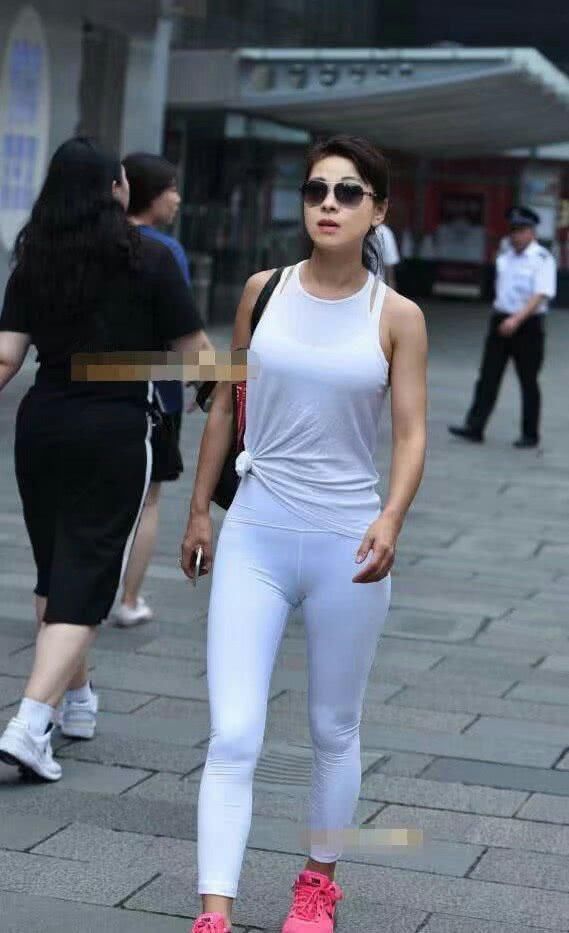 白色紧身打底裤美女，语笑嫣然，亭亭玉立，完美轮廓一览无遗!