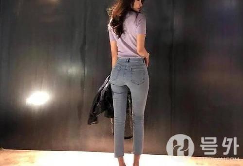 路人街拍，扎马尾的小姐姐穿热裤性感，身姿纤细修长，气质优雅