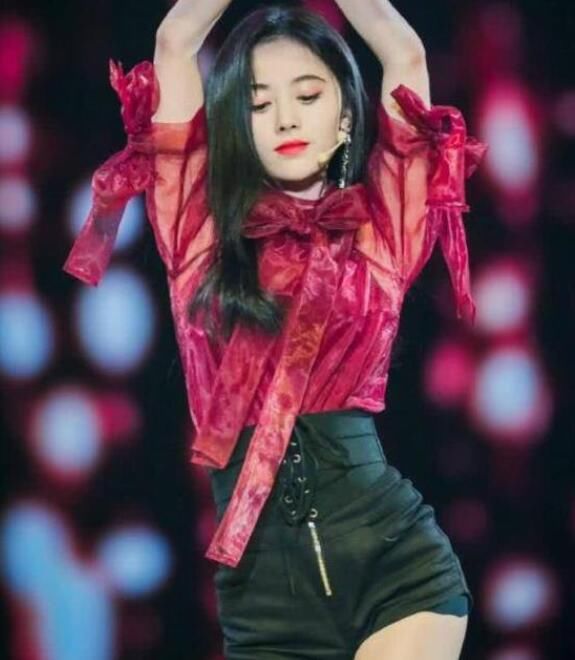 鞠婧祎为凹造型真是拼了，紧身上衣配紧身裤，当众扯衣服好尴尬