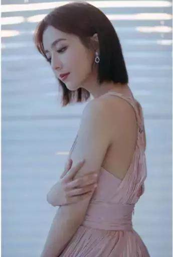 同样是88斤的佟丽娅与周冬雨,同穿粉色吊带裙,差距为何如此之大