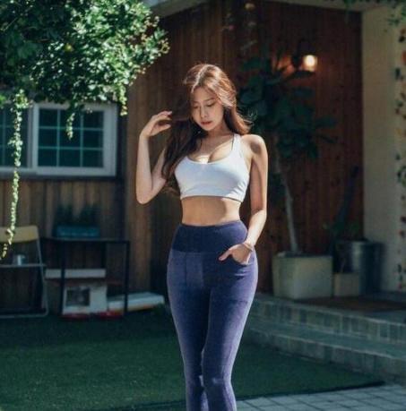 靓丽身材的修身裤的美女，显露曼妙的身材，时尚优雅！