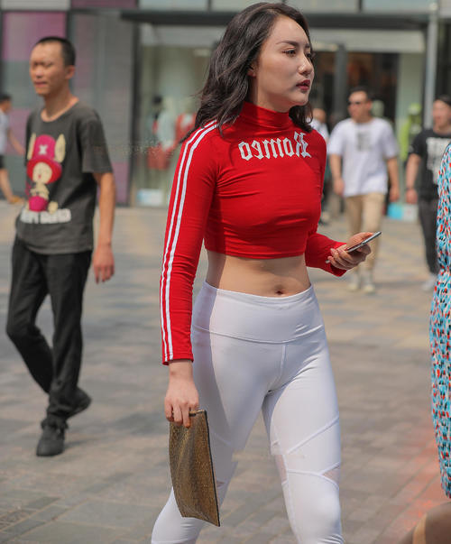 丰腴小姐姐紧身运动衣大秀饱满身材,一颦一笑都是熟女范儿