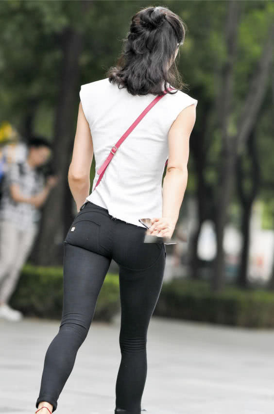 气质小姐姐黑色紧身裤裹出了丰满的臀线,波涛汹涌的上围吸足了眼