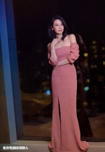 “国民女神”高圆圆童心未泯,手拿红色气球街拍十分养眼