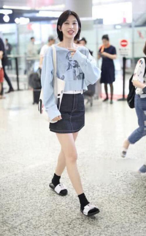 张俪真大胆，黑色高筒袜配拖鞋走机场，网友：你的时尚我们不懂！