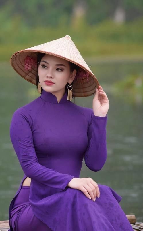  『小姐姐』街拍：小河里的丝滑长裙小姐姐，温文尔雅！