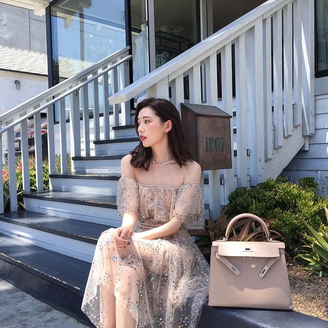 少女感吊带抹胸裙使身材更有线条感 让你更加性感迷人