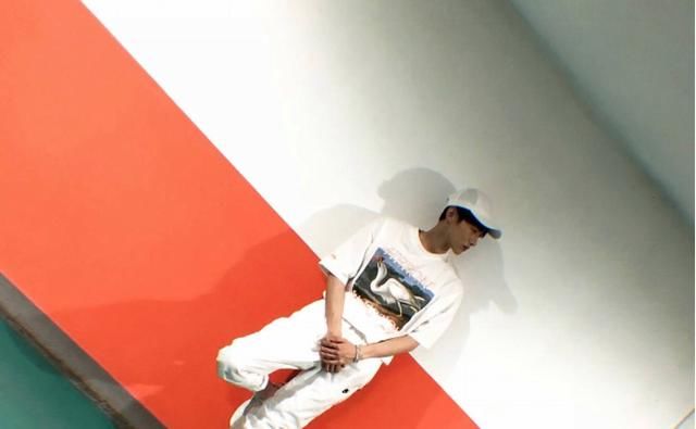 白敬亭这次终于不是和鞋子上热搜了，但是工作室很快辟谣，假的