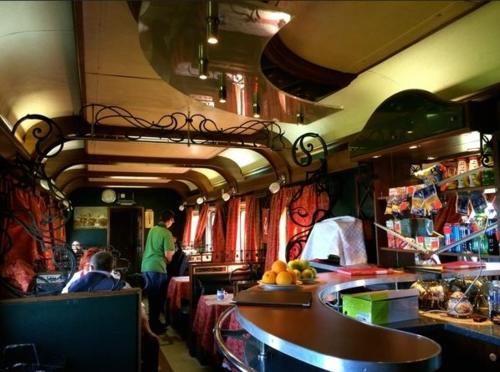 中国旅途最“长”的绿皮火车,硬卧没有空调,旺季来临时一票难求