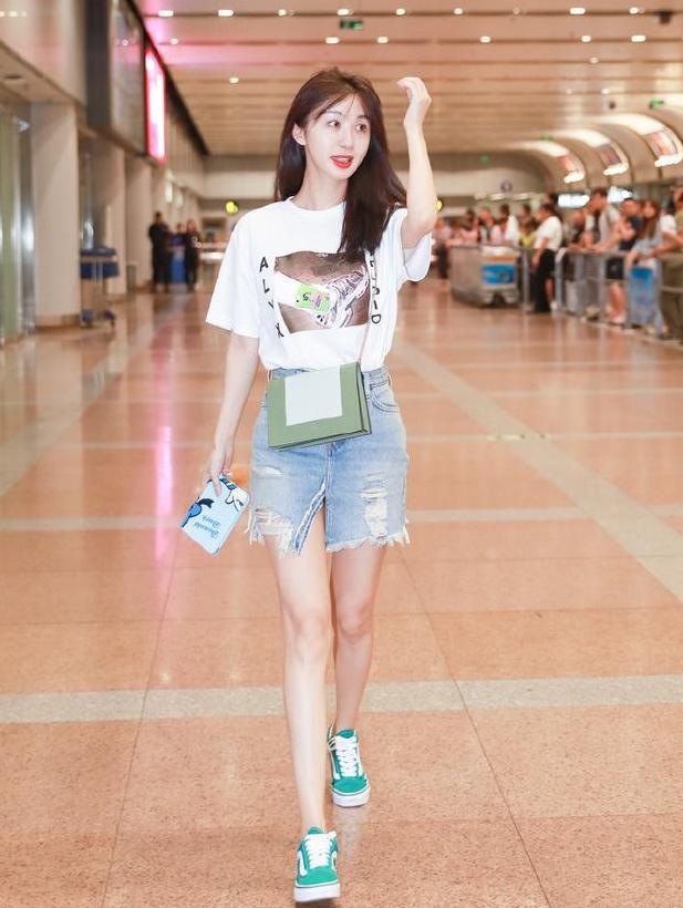 江疏影短裙剪剪破,李菲儿裙子上开大洞,秀腿新技能