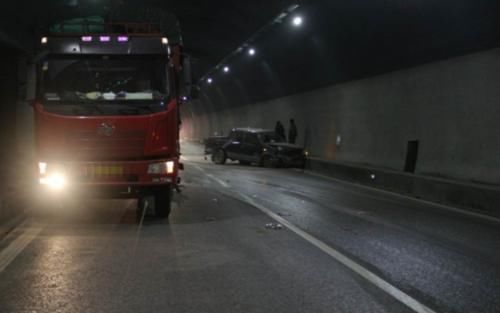  高速■高速隧道禁止超车，但前方车辆行驶太慢该咋办？老司机教你一招