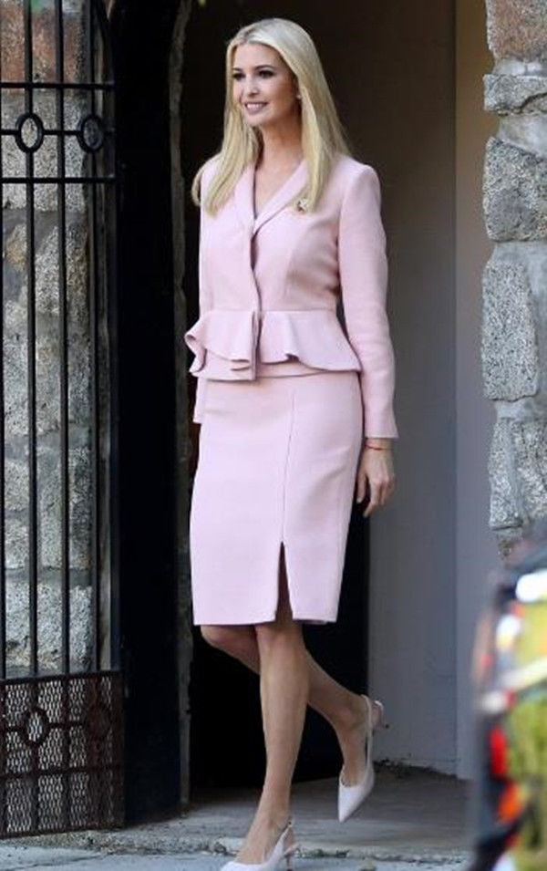 白宫女神伊万卡化身“粉红女郎”参加内阁会议 年轻又干练