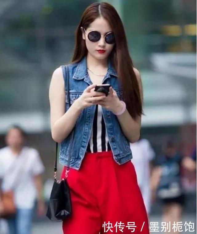  「针织」路人街拍，靓女身材玲珑有致，牛仔裤搭配针织背心，别有一番风味