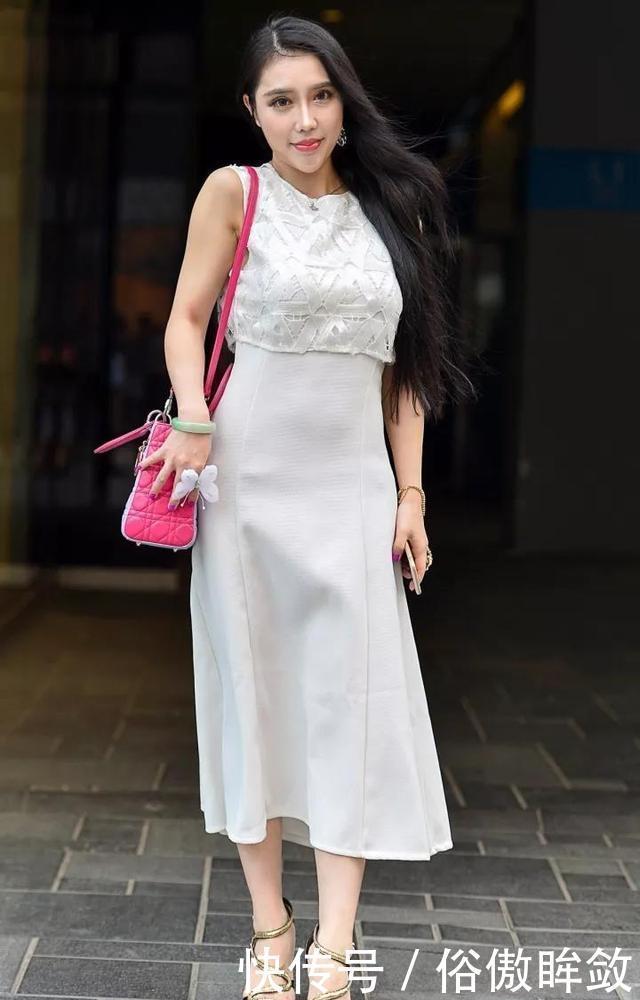 女人味|街拍时尚姐妹花,分别穿黑色与灰色连衣裙,休闲又不失女人味
