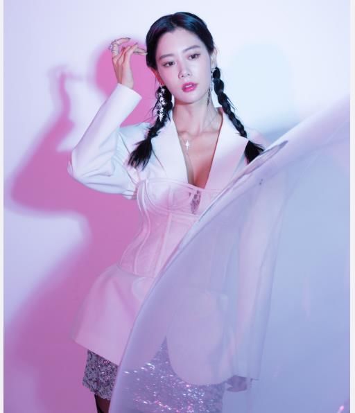 第一美女克拉拉，第五张图，大长腿配黑丝袜