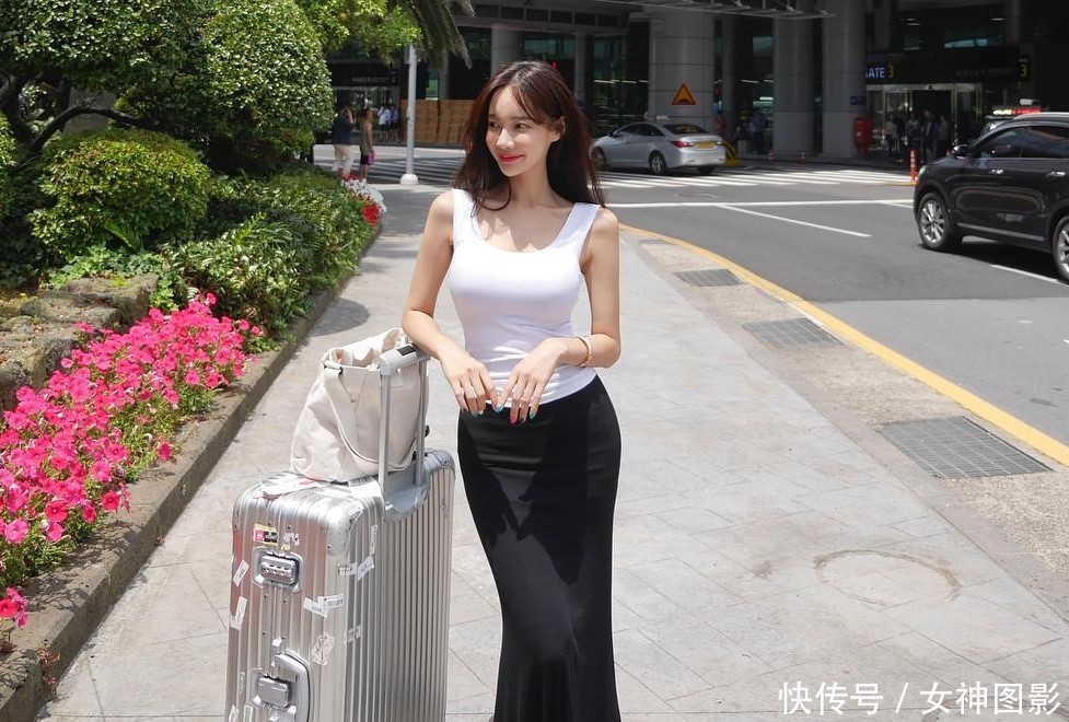 一件黑色包臀裙，凸显小姐姐曲线好身材，真是优雅又迷人！