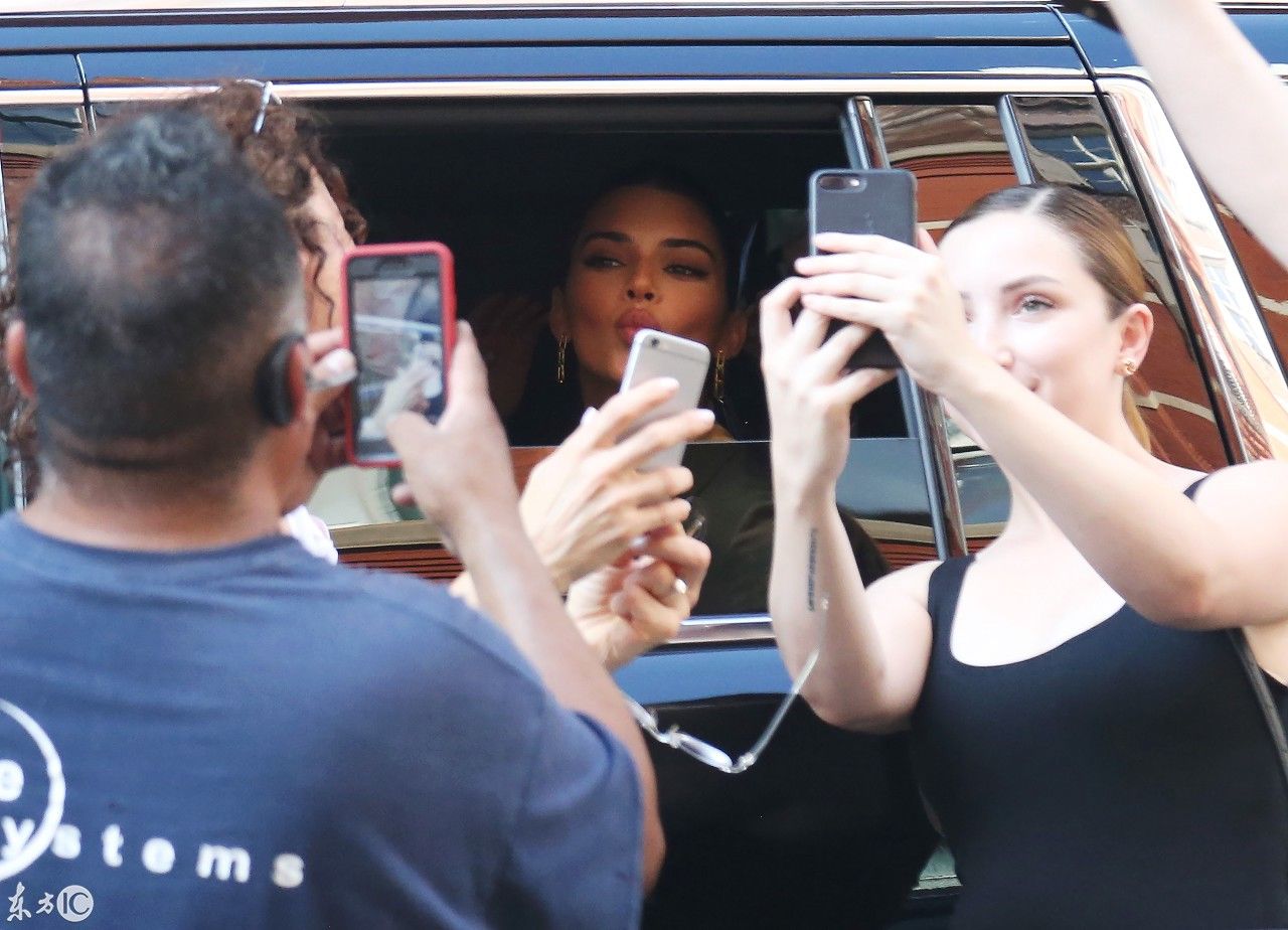 肯达尔詹娜穿着土黄色透视雪纺衬衫高腰牛仔短裤一字带高跟鞋