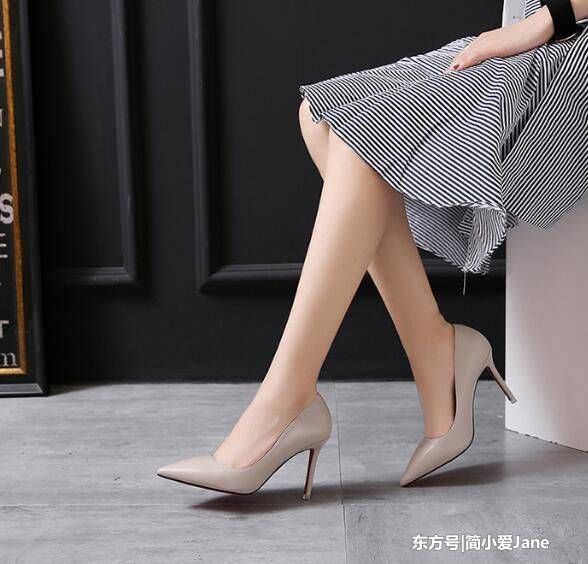 精巧的细高跟设计，凸显女鞋简洁大方