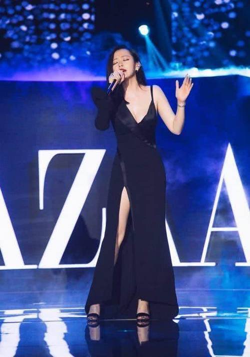 张靓颖敢穿，这个开叉裙她穿起来气场爆棚，网友：今夜1米8