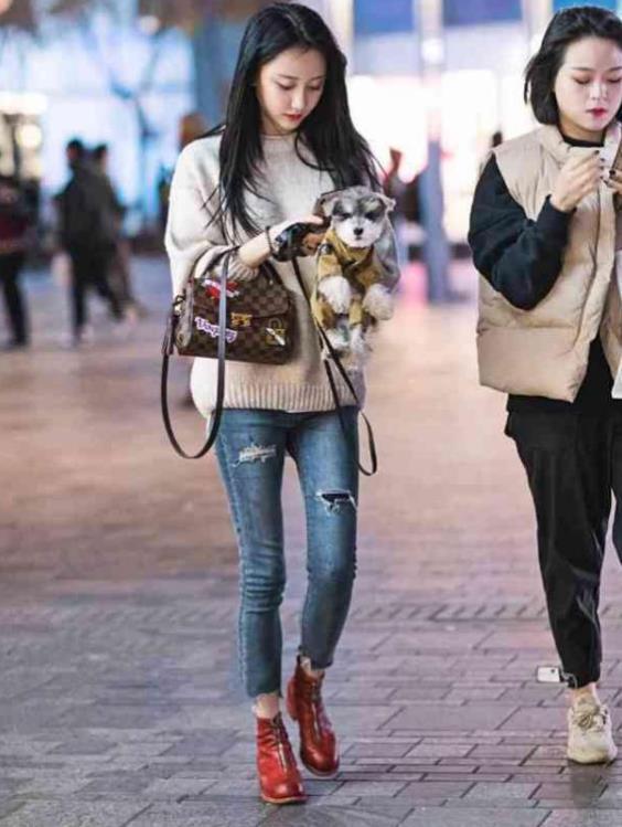  [短袖]街拍：肩挎小包的小美女，白色短袖配牛仔短裤，青春活力气息