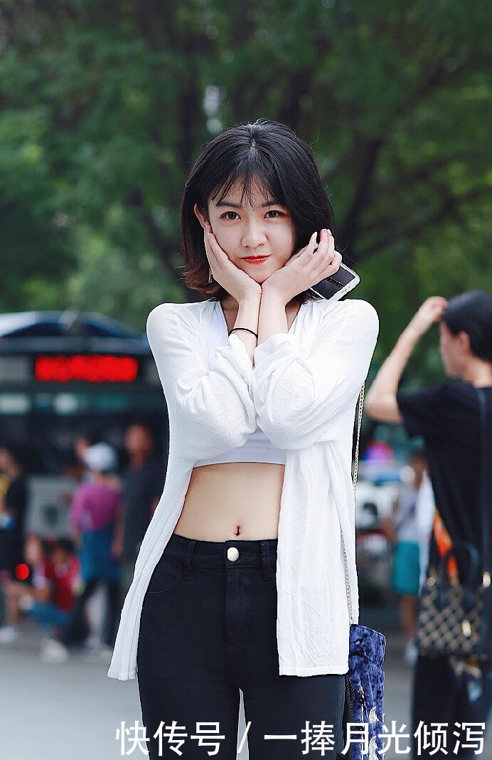 【美女】美女你这手势,是想变成一朵花吗