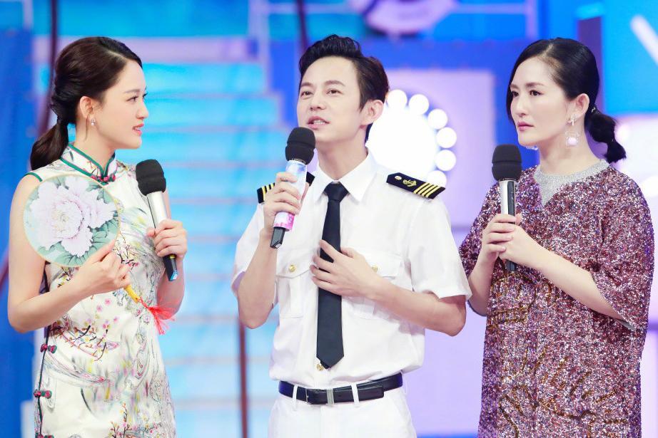 谢娜现身机场，穿大妈同款深色碎花裙，有种女神归来的感觉