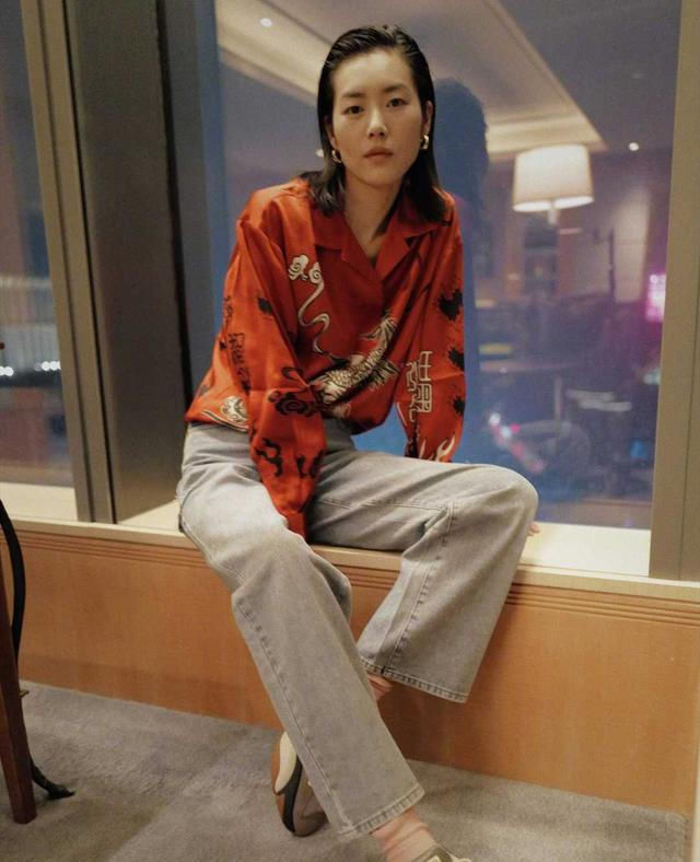  欧美：今夏流行简约大气欧美风穿搭,刘雯穿宽松衬衫配牛仔裙,亲自演绎