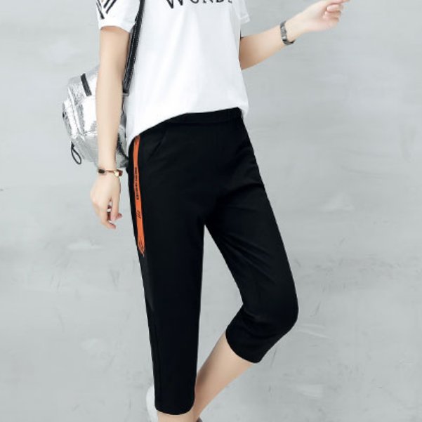 气质小姐姐穿薄款紧身裤，直筒穿没区别，男人见了更喜欢