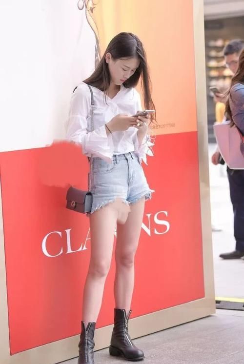  『小姐姐』街拍：热裤配长靴的小姐姐，腿长怎么穿都美呀！