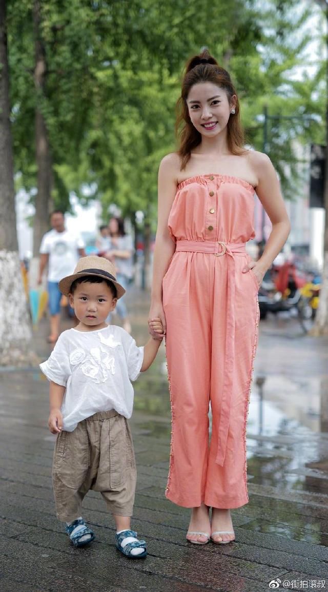 露肩装原来不单是裙装，就算搭配长裤也能这么女人和这么迷人!