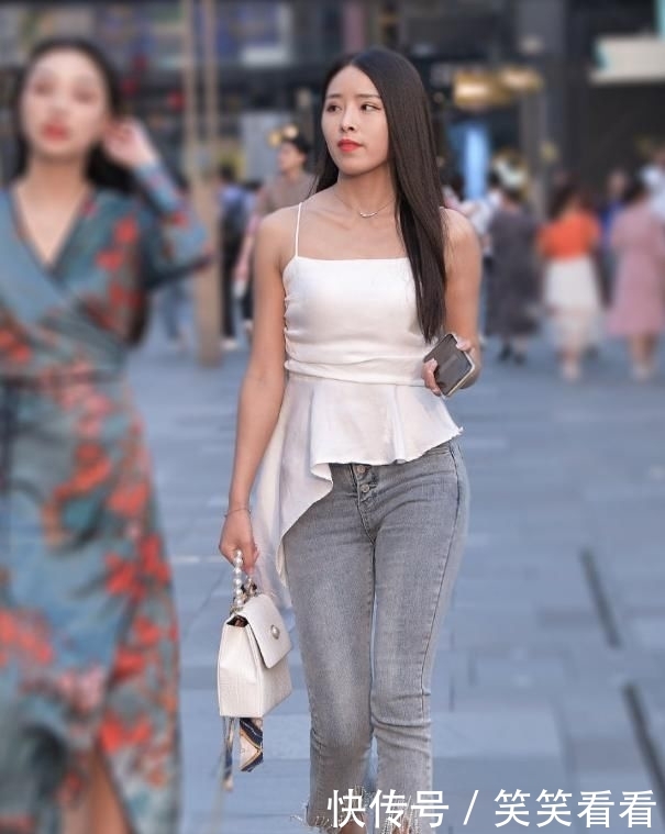 『 开叉』一件黑色短袖搭白色开叉裙，时尚有韵味，街拍：长发披肩的小美女