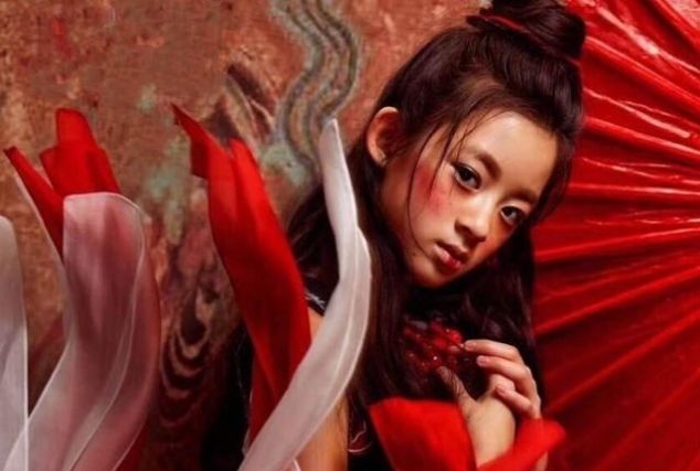 皮肤:小小年纪常化浓妆,没个小孩的样子,杨幂旗下13岁童星