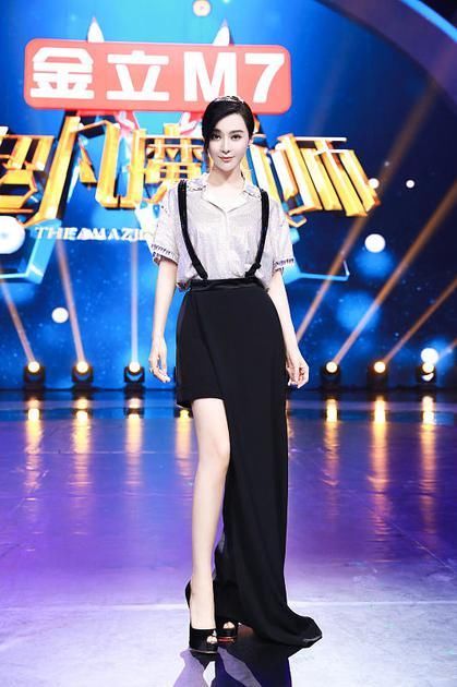 不单是李宇春 女明星靠不对称裙变身“腿霸”