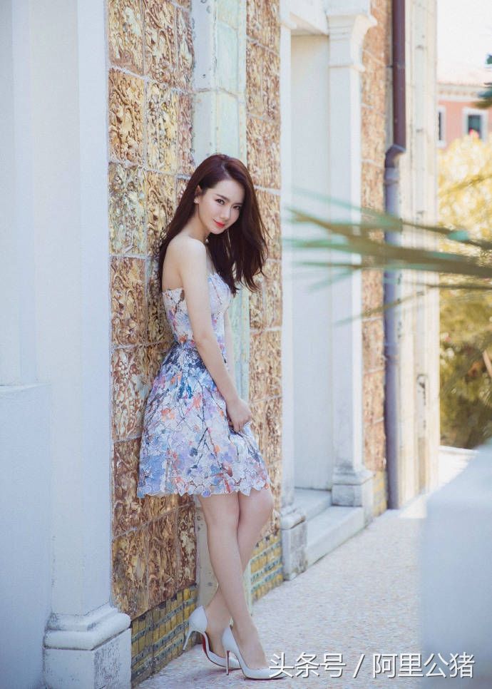 戚薇大秀美腿，辣妈秒变少女