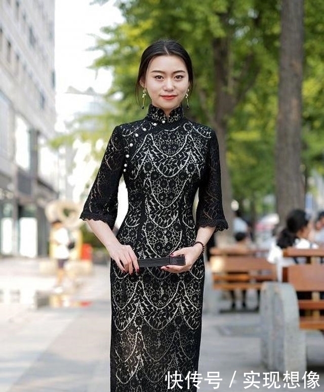 『婉约』路人街拍,小姐姐白T恤搭配紧身牛仔裤,很是婉约动人