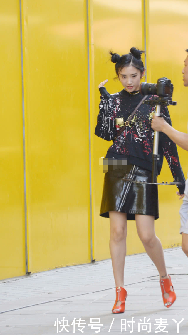 唐艺昕街拍时被偷拍，暴露了未精修素照，网友：跟P图一样美！