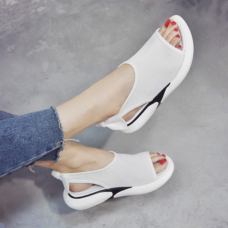 去年的凉鞋别穿了，今年流行“女凉拖鞋”，养脚还漂亮女人味十足