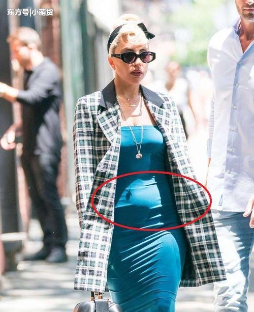 Gaga真厉害！紧身连衣裙穿出“孕味”，网友：肚子比胸都大
