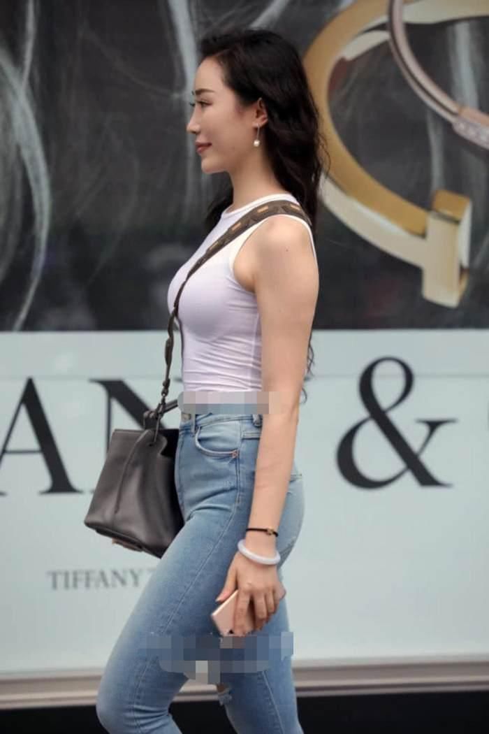 珠珠街拍: 丰满修身牛仔裤靓女 上身背心藏不住, 凉快得好羡慕啊!
