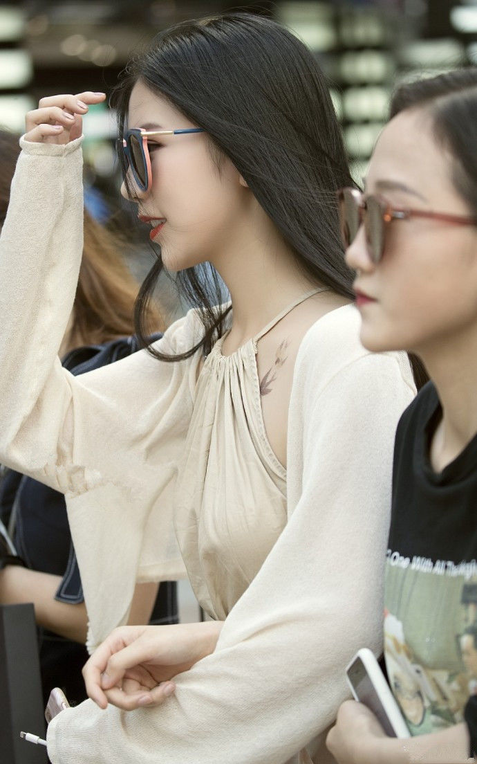 漂亮的小姐姐长发飘飘，含蓄的纹身有一种隐约美!