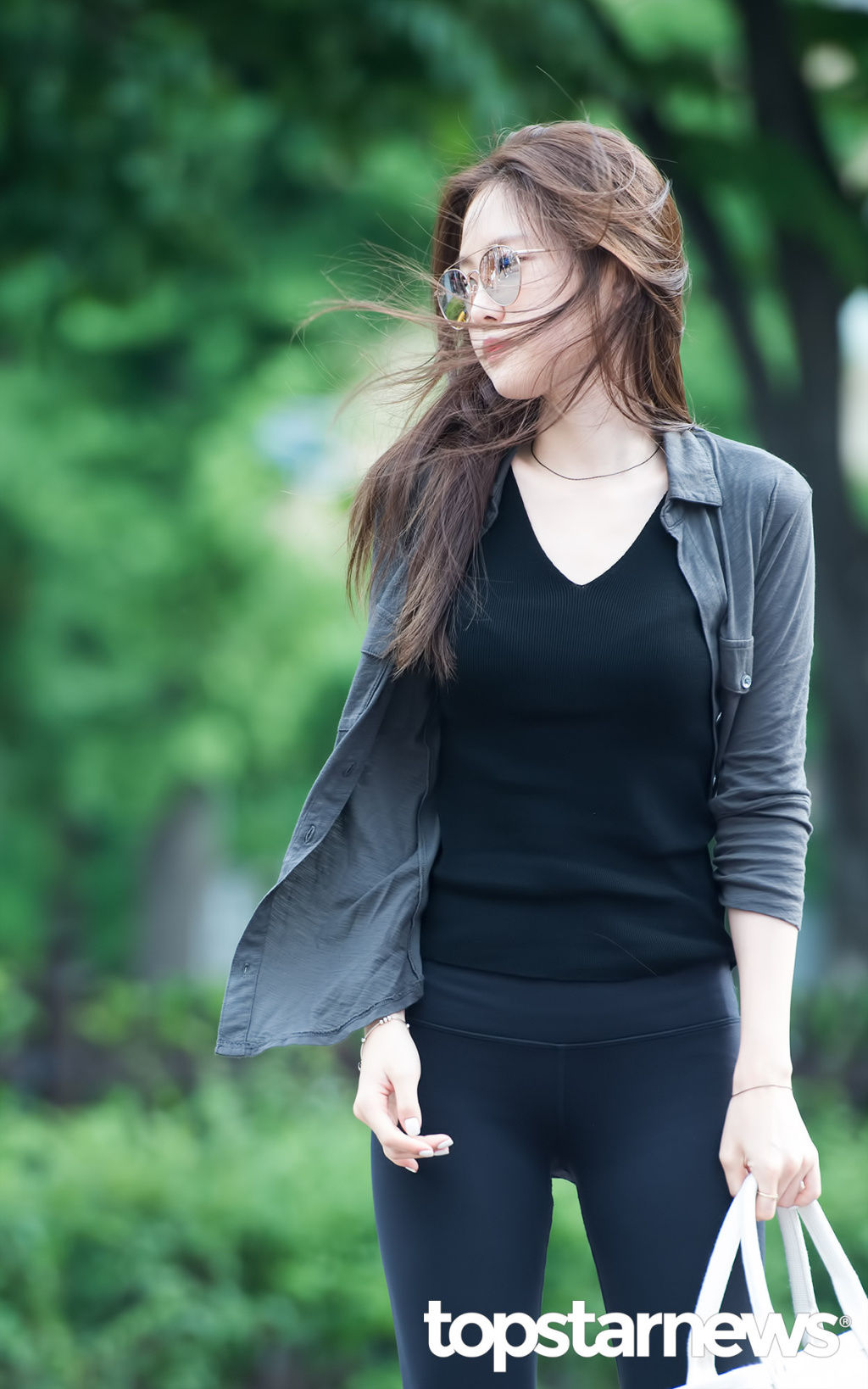 孙娜恩:紧身裤勒得好紧