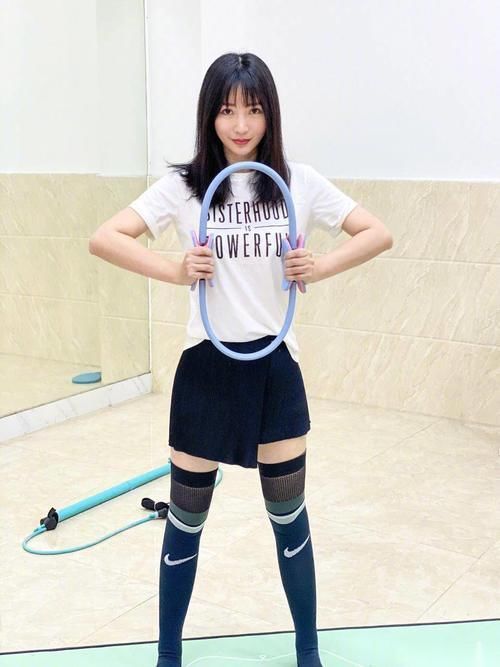 [ 清纯]从“性感女神”变邻家少女，气质清纯哪像40岁，换下低胸装的柳岩
